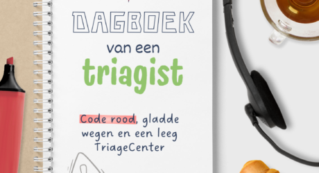 Open notitieboek op een bureau met daarop de tekst Dokterswacht Friesland Dagboek van een triagist Code rood gladde wegen en een leeg TriageCenter. Naast het notitieboek liggen een roze marker een headset een kop thee en een papieren zak met twee croissants.