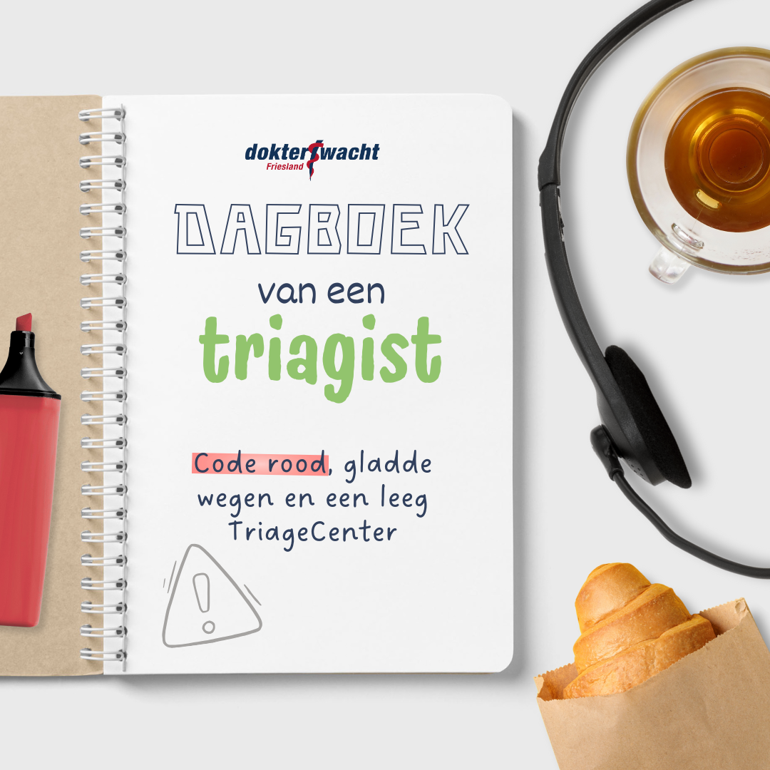 Open notitieboek op een bureau met daarop de tekst Dokterswacht Friesland Dagboek van een triagist Code rood gladde wegen en een leeg TriageCenter. Naast het notitieboek liggen een roze marker een headset een kop thee en een papieren zak met twee croissants.