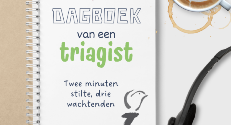 Notitieboek met spiraalband en de tekst “Dagboek van een triagist” van Dokterswacht Friesland, met daaronder “Twee minuten stilte, drie wachtenden”, naast een kop koffie en een headset op een licht bureau.