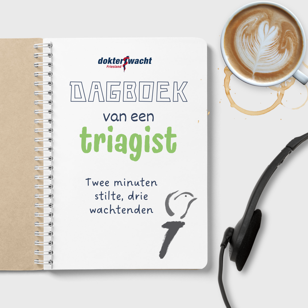 Notitieboek met spiraalband en de tekst “Dagboek van een triagist” van Dokterswacht Friesland, met daaronder “Twee minuten stilte, drie wachtenden”, naast een kop koffie en een headset op een licht bureau.