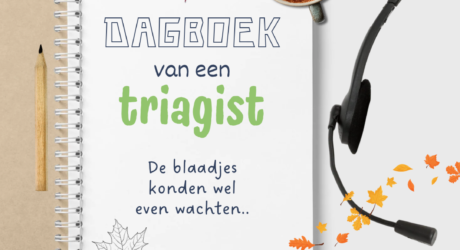 open boekje met kopje thee en headset