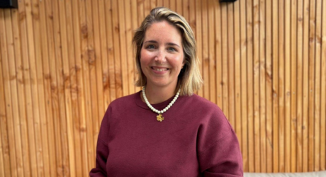 vrouw met rode trui